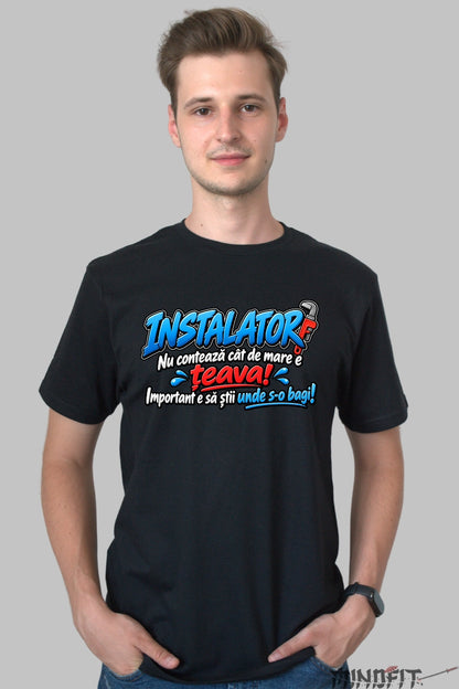 Tricou Amuzant - Instalator Teava Conteaza barbat negru
