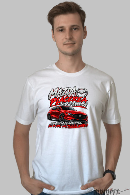 Tricou amuzant barbat alb cu masina Mazda sport rosie si mesaj Eu o simt la fiecare curba