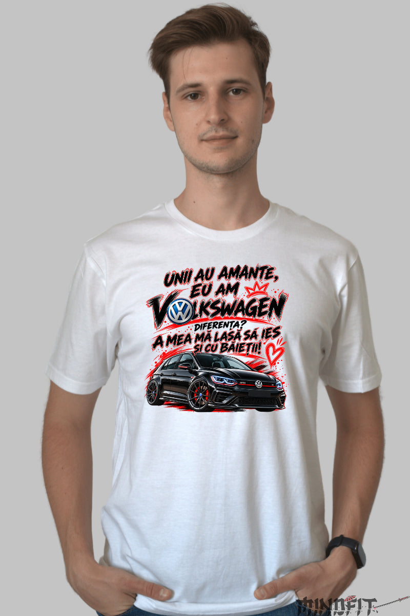 Tricou amuzant barbat alb cu masina Volkswagen Golf GTI si mesaj haios despre iesirile cu baietii