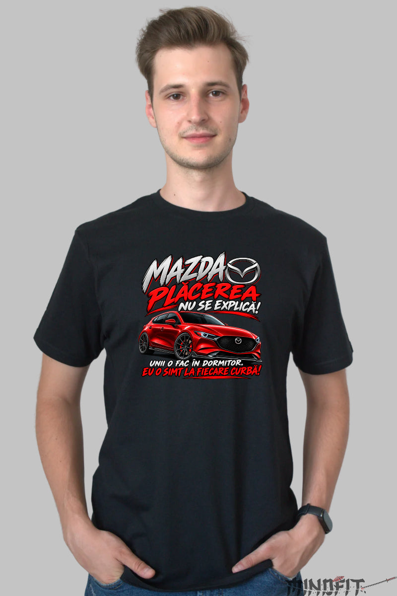 Tricou amuzant barbat negru cu masina Mazda sport rosie si mesaj Eu o simt la fiecare curba