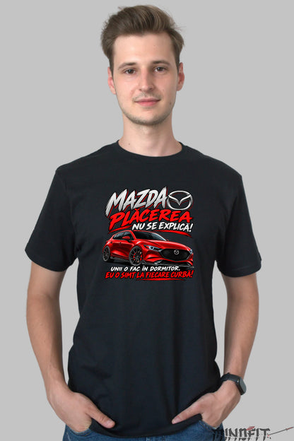 Tricou amuzant barbat negru cu masina Mazda sport rosie si mesaj Eu o simt la fiecare curba