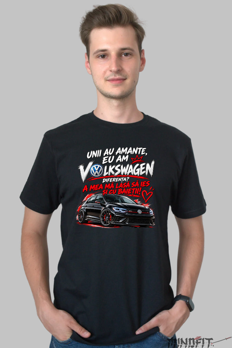 Tricou amuzant barbat negru cu masina Volkswagen Golf GTI si mesaj haios despre iesirile cu baietii