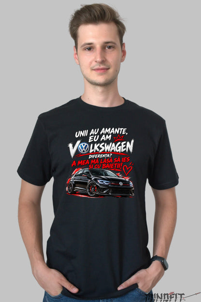 Tricou amuzant barbat negru cu masina Volkswagen Golf GTI si mesaj haios despre iesirile cu baietii