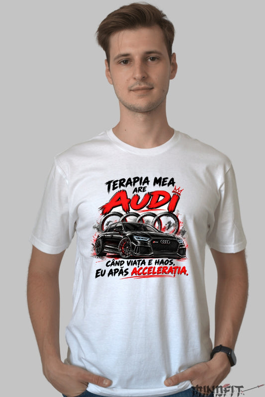 Tricou amuzant barbati alb cu Audi RS6 si mesaj Terapia mea are Audi cand viata e haos eu apas acceleratia