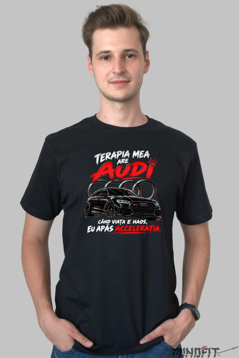 Tricou amuzant barbati negru cu Audi RS6 si mesaj Terapia mea are Audi cand viata e haos eu apas acceleratia