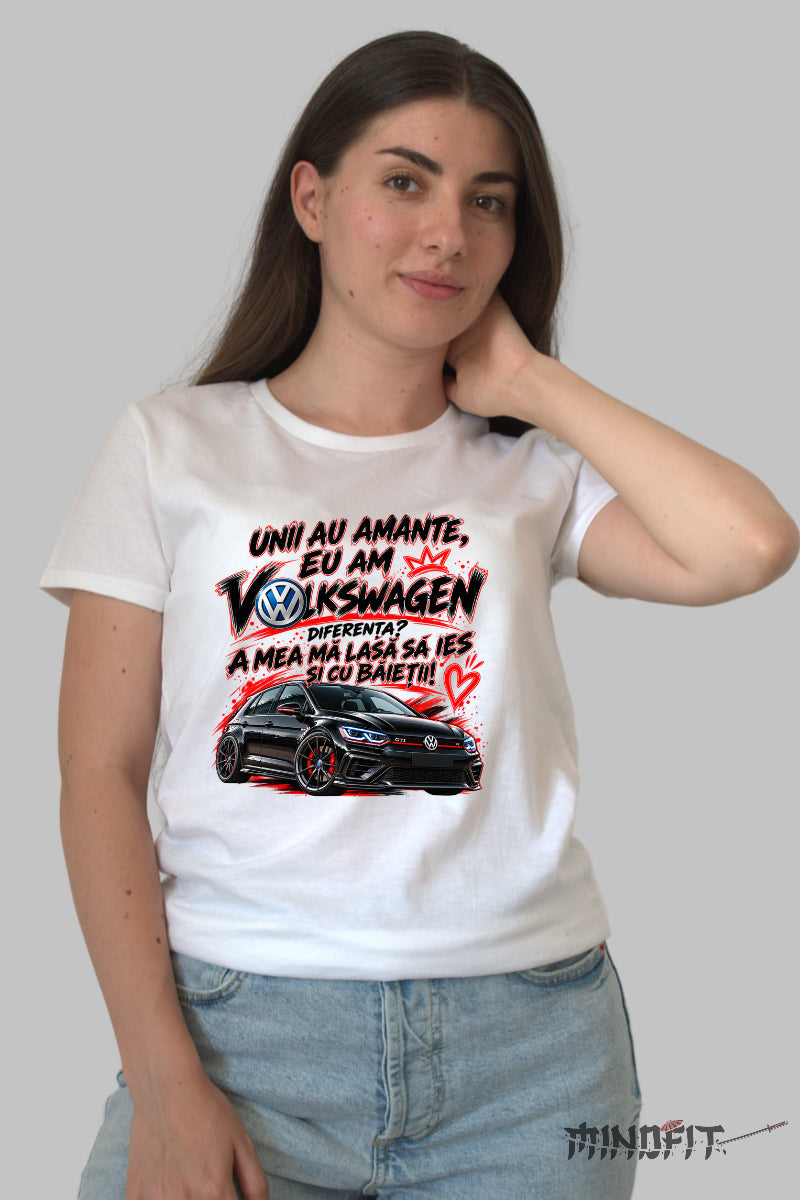 Tricou amuzant dama alb cu design Volkswagen Golf GTI si text Unii au amante eu am Volkswagen