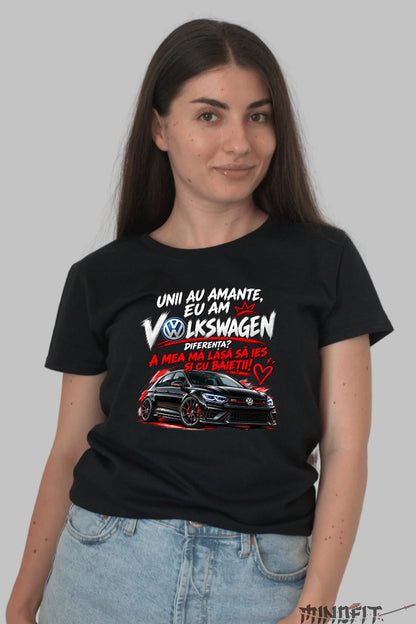 Tricou amuzant dama negru cu design Volkswagen Golf GTI si text Unii au amante eu am Volkswagen