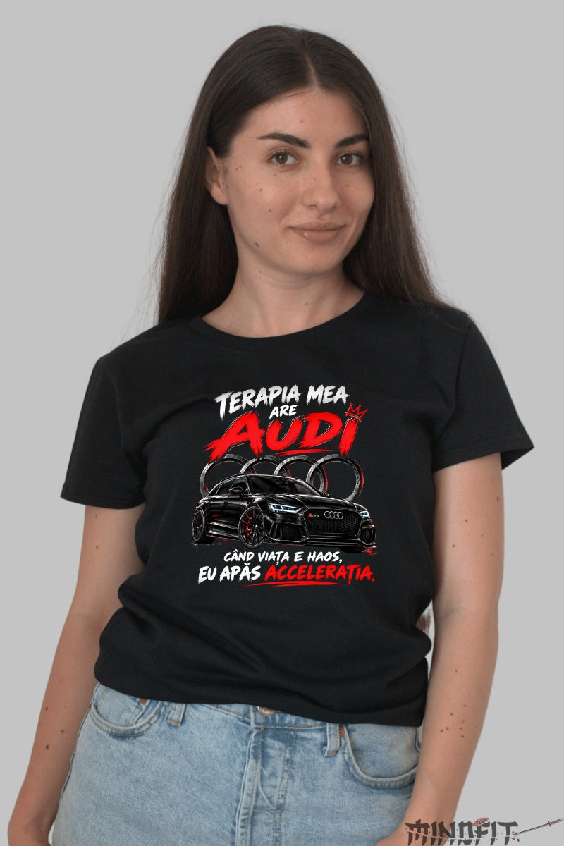 Tricou amuzant dama negru cu masina Audi RS6 sport si mesaj haios despre acceleratie si pasiunea auto